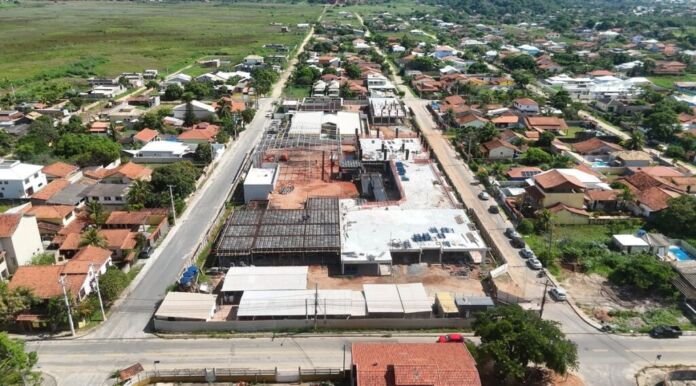 A Prefeitura de Saquarema, por meio da Secretaria Municipal de Obras Públicas, informa que cinco complexos educacionais previstos para serem construídos já estão em fase estrutural de obras.