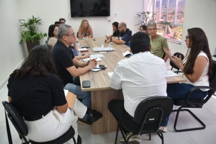 A Prefeitura de Maricá, por meio da autarquia Serviços de Obras de Maricá (Somar) e da Companhia de Desenvolvimento de Maricá (Codemar), realizou nesta quarta-feira (25/02) um encontro para alinhar diretrizes e definir as próximas etapas de projetos estratégicos do município