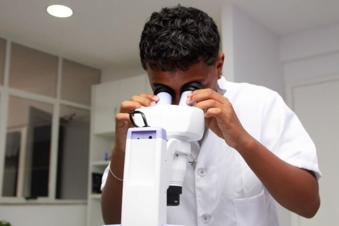 A Prefeitura de Niterói, por meio da Secretaria Municipal de Educação, firmou uma parceria com o Ministério da Ciência, Tecnologia e Inovação, para implantar o programa Mais Ciência na Escola na rede municipal de ensino