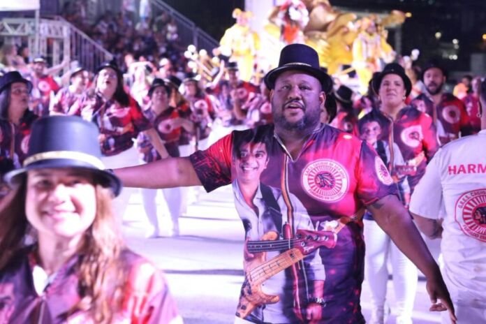 O primeiro dia de desfiles das escolas de samba de Niterói, nesta sexta-feira (6), no Caminho Niemeyer, foi marcado por emoção, criatividade e superação