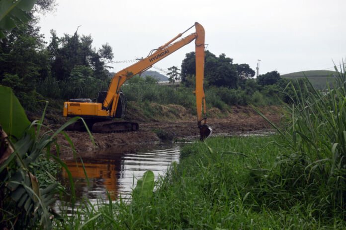 A Prefeitura de Magé, em parceria com o Governo do Estado do Rio de Janeiro, vem fortalecendo as ações de prevenção aos impactos das chuvas por meio do Programa Limpa Rio