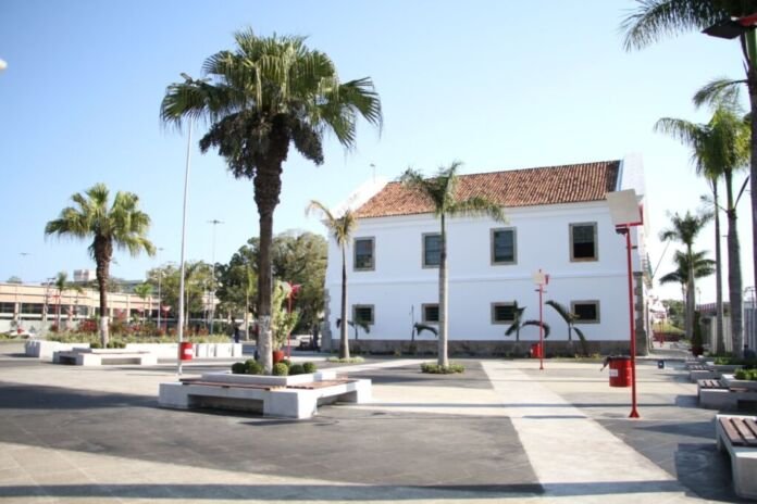 Na madrugada desta quarta-feira, 18 de fevereiro, a Guarda Municipal de Maricá, juntamente com os agentes da 6ª Companhia, deteve dois homens que estavam traficando drogas na Praça Orlando de Barros Pimentel (Centro de Maricá)