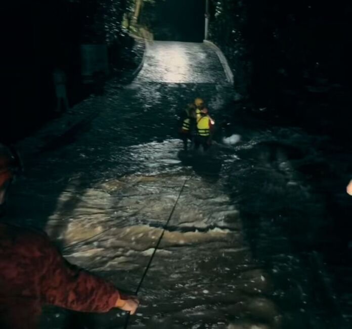 Na noite deste sábado (07), a Defesa Civil de Maricá realizou o resgate de um casal que ficou ilhado na Cachoeira do Espraiado devido a um fenômeno conhecido como cabeça d’água, que provoca a elevação rápida do nível e da força da água, podendo causar grandes prejuízos e acidentes