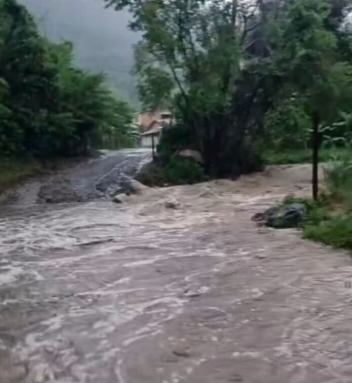As chuvas constantes que seguem atingindo Maricá desde o último sábado, 7 de fevereiro, reforçam o alerta de risco alto de deslizamentos de terra para o 2º Distrito de Maricá (Ponta Negra)