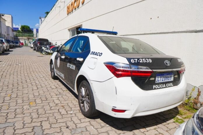 Os agentes da Delegacia de Repressão às Ações Criminosas Organizadas e Inquéritos Especiais (Draco-IE) capturaram, na última quarta-feira (18), um criminoso envolvido com a milícia de Rio das Pedras.