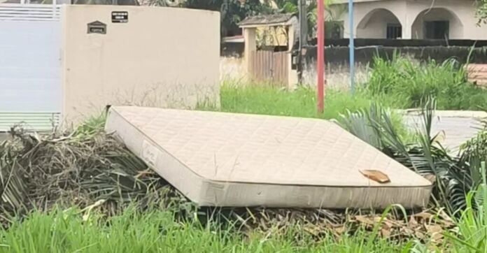 Moradores do loteamento Manu Manuela, localizado em Maricá, na altura do km 19 da Rodovia Amaral Peixoto (RJ-106), denunciaram, por meio das redes sociais e de mensagens enviadas à nossa equipe