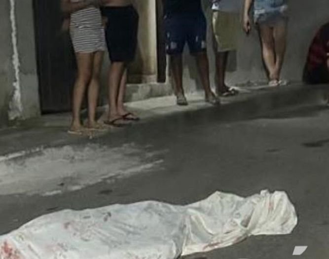 Na noite da última quinta-feira, 12 de fevereiro, um homem foi assassinado a tiros na Rua 25, em Araçatiba, na Região Central de Maricá
