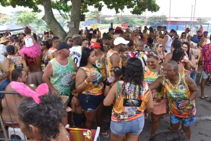 A Prefeitura de Maricá, por meio da Secretaria de Turismo, Comércio, Indústria e Mercado Interno, promoveu neste sábado (14/02) a apresentação do Bloco das Amendoeiras, na Barra de Maricá