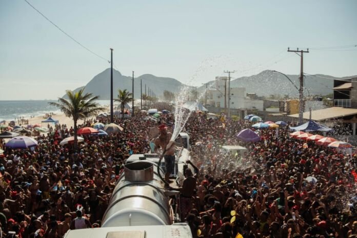 A Prefeitura de Maricá registrou crescimento de 15% no público do Carnaval 2026, que reuniu cerca de 690 mil pessoas e gerou movimentação econômica superior a R$ 350 milhões no município entre os dias 13 e 17 de fevereiro