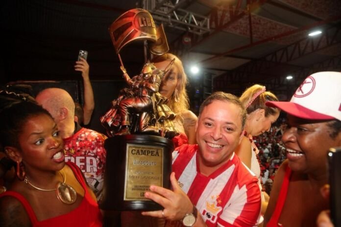 O prefeito de Niterói, Rodrigo Neves, anunciou que a campeã do Carnaval 2026, a Unidos do Viradouro, fará um desfile especial no próximo dia 7 de março, na Avenida Amaral Peixoto, no Centro de Niterói