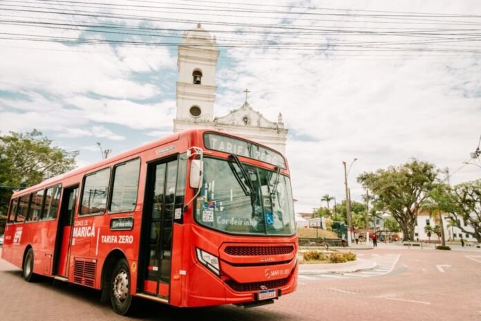 A Prefeitura de Maricá, por meio da Secretaria de Segurança Cidadã, em parceria com a Empresa Pública de Transportes (EPT), implantou um novo dispositivo de segurança nos ônibus municipais, conhecidos como Vermelhinhos