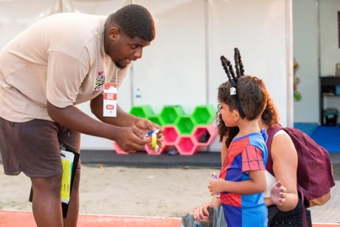 A Prefeitura de Maricá, por meio da Secretaria de Assistência Social e Cidadania, distribuiu 63 mil pulseiras de identificação para crianças e adolescentes durante os cinco dias de Carnaval.