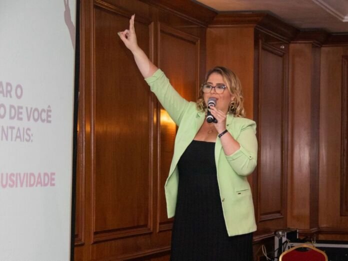 Para desvendar essa complexa relação e oferecer caminhos para um sucesso mais autêntico e duradouro, a equipe do Conexão do Povo teve a honra de conversar com Priscilla Cruz, renomada mentora, palestrante e psicanalista.