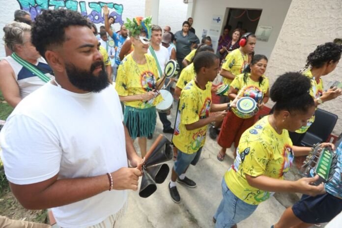 O concurso da Escolha da Realeza do Bloco Loucos pela Vida, realizado sexta-feira (30) no Centro de Convivência e Cultura de Niterói, marcou um dos momentos mais simbólicos do Pré-Carnaval 2026 e deu início oficial à contagem regressiva para o desfile do bloco, que acontecerá na terça-feira, 10 de fevereiro.