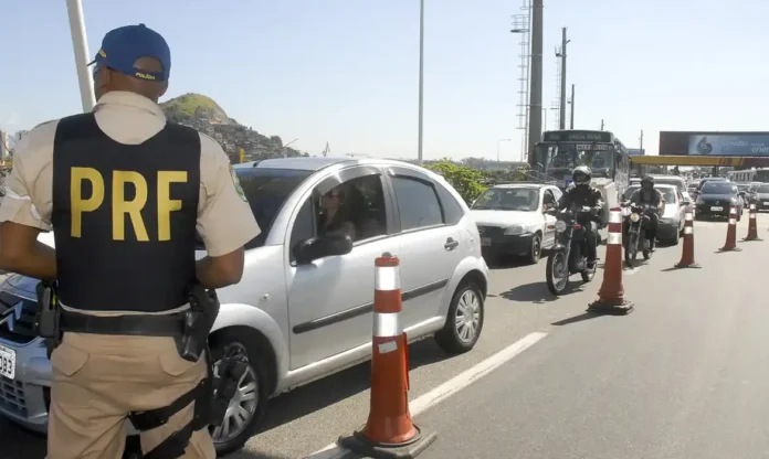 As rodovias federais registraram 130 mortes e 1.481 feridos em meio aos 1.241 acidentes de trânsito durante o feriado de carnaval de 2026, no período de 13 a 18 de fevereiro.