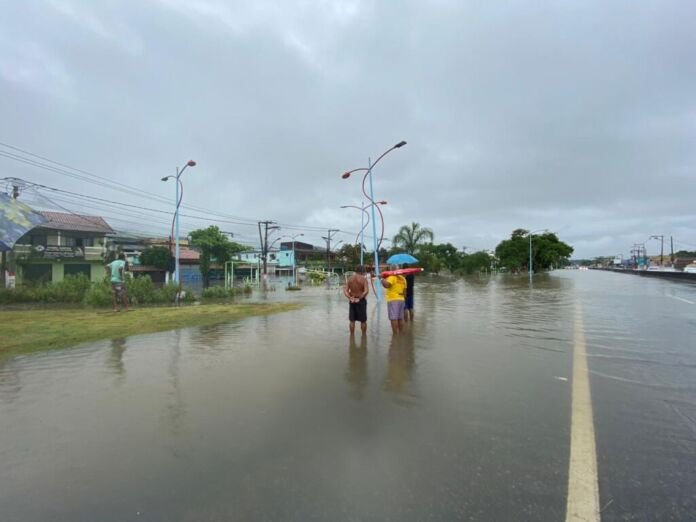 A última forte chuva a atingir Maricá ocorreu entre a noite de quinta-feira (05) e a madrugada de sexta-feira (06) e deixou 11 pessoas desabrigadas e desalojadas devido às enchentes nos bairros Retiro e Itapeba