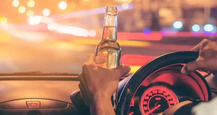 Um incidente de embriaguez ao volante resultou na prisão de um motorista na madrugada do último domingo, dia 15 de fevereiro de 2026, no bairro Flamengo, em Maricá