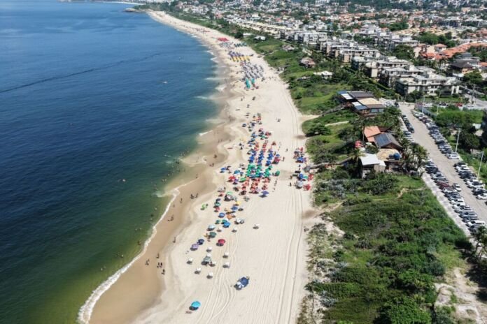 A Operação Verão também está presente nos dias de folia em Niterói. Neste sábado (14), equipes da Secretaria Municipal de Ordem Pública (Seop) realizaram ações de fiscalização nas praias de Camboinhas, Piratininga, Itaipu e Itacoatiara, com apoio da Divisão de Aeronaves Não Tripuladas (DANT),