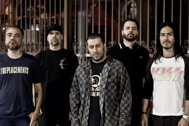 Vem rock no Festival Sesc Verão! Neste sábado, 7 de fevereiro, a banda CPM22, referência do rock nacional, se apresenta na orla do Parque Nanci, em Maricá