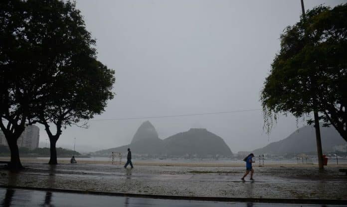 Niterói segue em estágio de Atenção devido à atuação de núcleos de chuva na cidade