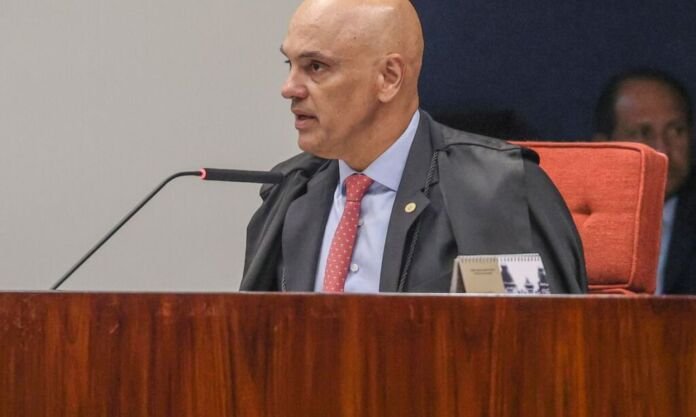 O ministro Alexandre de Moraes, do Supremo Tribunal Federal (STF), nega ter mantido conversas com o banqueiro Daniel Vorcaro, em 17 de novembro do ano passado