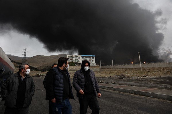 O incidente ocorreu um dia depois de uma ofensiva conjunta dos Estados Unidos e Israel contra uma refinaria de petróleo na região, intensificando as tensões no Oriente Médio
