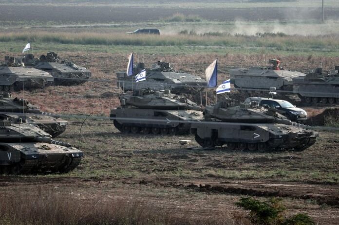 As tensões na fronteira entre Israel e Líbano se intensificaram nesta terça-feira (3), com relatos de incursões terrestres de tropas israelenses em território libanês