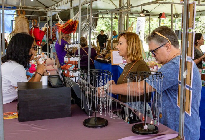 A Prefeitura de Maricá, por meio da Secretaria de Turismo, Comércio, Indústria e Mercado Interno, promove neste domingo (08/03) a primeira edição de 2026 do festival rural Curta Itaocaia.