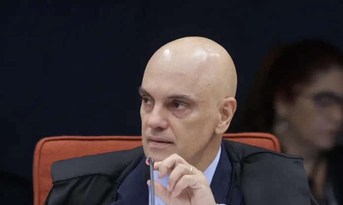 O ministro Alexandre de Moraes, do Supremo Tribunal Federal (STF), negou nesta quinta-feira (12) o pedido do ex-presidente Jair Bolsonaro para receber a visita de Darren Beattie