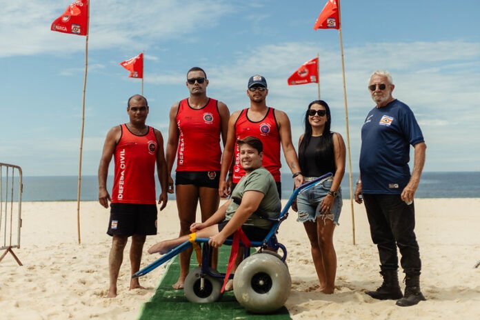A Prefeitura de Maricá, por meio da Secretaria de Pessoa com Deficiência e Inclusão (SPCDI) e em parceria com a Secretaria de Proteção e Defesa Civil, segue com o Projeto Mar para Todos