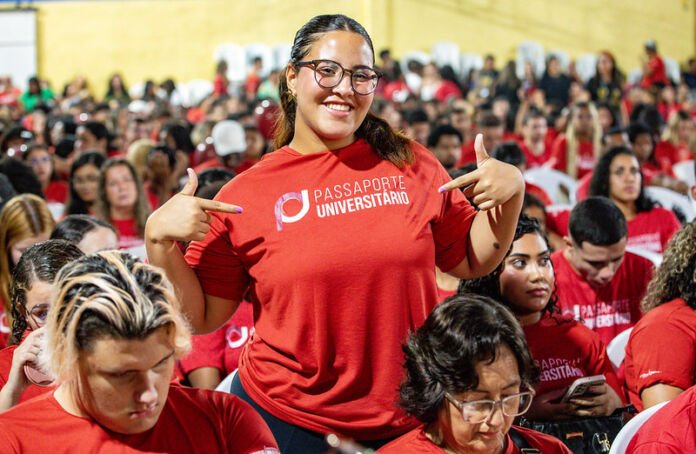 A Prefeitura de Maricá, por meio da Secretaria de Educação, realizou nesta segunda-feira (02/03) a entrega de certificados aos candidatos classificados no programa Passaporte Universitário