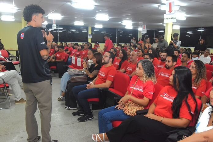 A Prefeitura de Maricá, por meio da Secretaria de Educação, promoveu na segunda-feira (16/03) a entrega de certificados aos candidatos contemplados no programa Passaporte Universitário, que oferece bolsas integrais para cursos de graduação em instituições credenciadas
