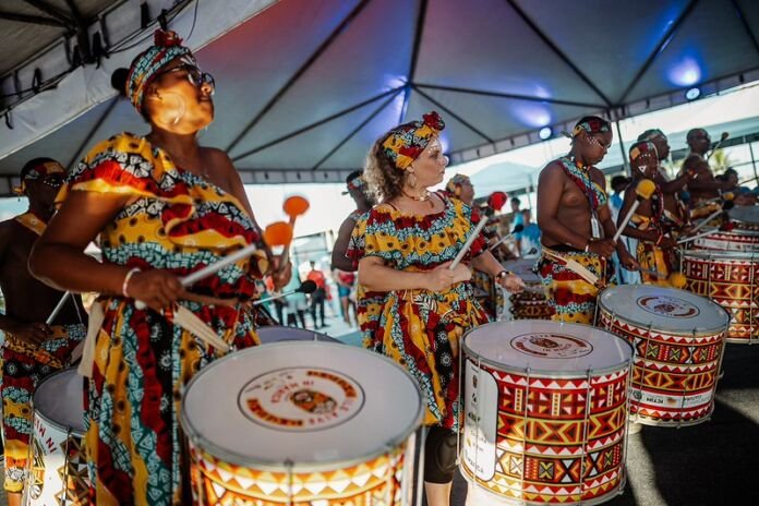 Com apoio da Prefeitura de Maricá, por meio da Companhia de Cultura e Turismo de Maricá (MARÉ) e das secretarias de Direitos Humanos e Assuntos Religiosos, foi realizada na noite deste sábado (21/03) a edição de 2026 do evento ‘Meu País tem Axé’