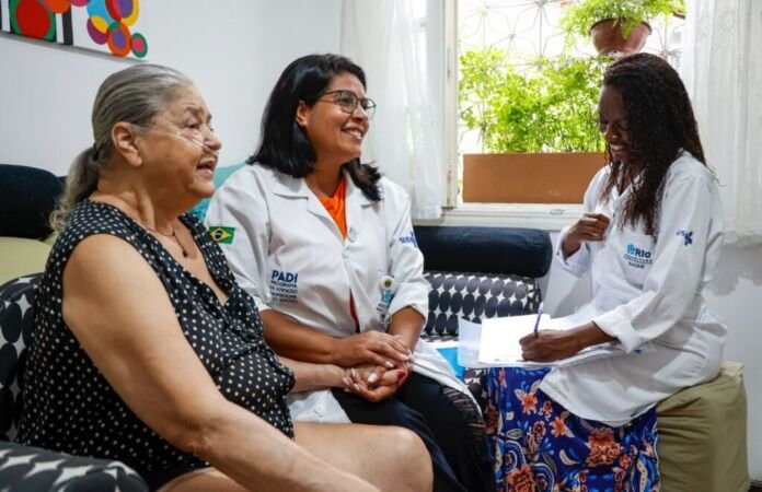 Para ampliar o acesso da população idosa aos serviços de saúde por meio de atendimento domiciliar, a Assembleia Legislativa do Rio (Alerj) analisa o Projeto de Lei 4706/2025