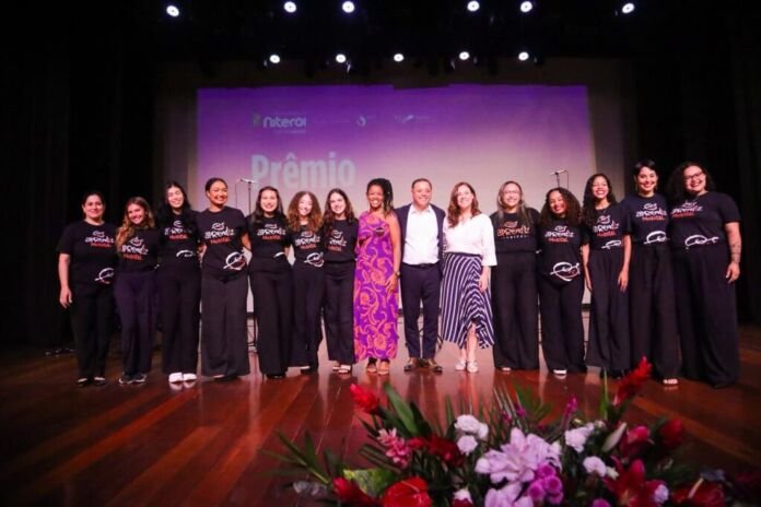 A Prefeitura de Niterói homenageou, nesta quarta-feira (18), 68 servidoras municipais de diferentes órgãos da administração pública, em reconhecimento ao trabalho, dedicação e contribuição dessas profissionais para o desenvolvimento da cidade