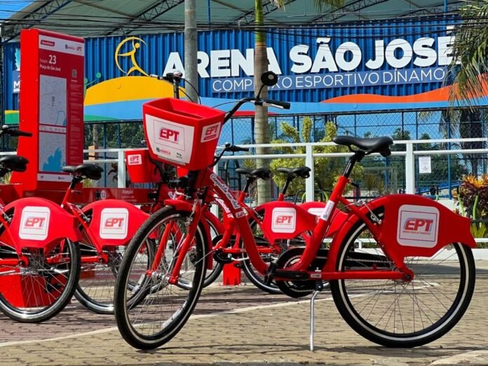 A Prefeitura de Maricá, por meio da Empresa Pública de Transportes, celebra neste sábado (21/03) os cinco anos das Vermelhinhas, sistema gratuito de bicicletas que se consolidou como um dos principais símbolos de inclusão social