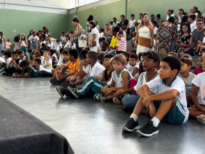 A Prefeitura de Saquarema, por meio da Secretaria Municipal de Educação, Cultura, Inclusão, Ciência e Tecnologia, iniciou na sexta-feira, 06 de março, a distribuição das Sacolas Literárias