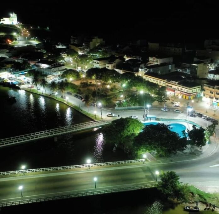 O trabalho de modernização da iluminação pública que vem sendo executado pela Prefeitura de Saquarema começou em 2020, quando o plano inicial era trocar 21 mil lâmpadas de vapor de sódio e de mercúrio por luminárias de LED