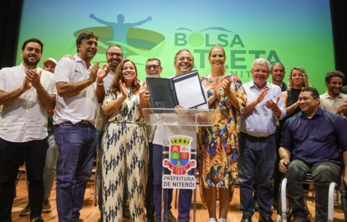 A Prefeitura de Niterói lançou, nesta terça-feira (10), o edital do Bolsa Atleta. O documento foi assinado pelo prefeito Rodrigo Neves e marca o início do programa de incentivo ao esporte, que prevê auxílio financeiro mensal de até R$ 3 mil, por 12 meses, para atletas, paratletas e surdoatletas que representem o município em competições
