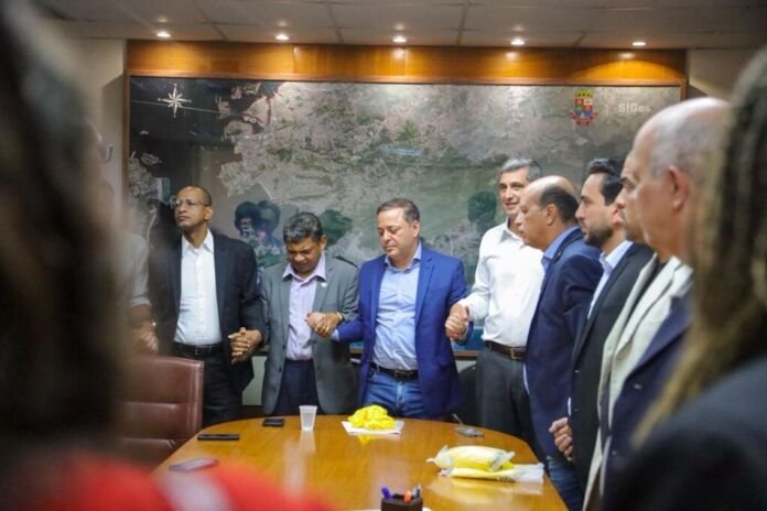 O prefeito de Niterói, Rodrigo Neves, recebeu, nesta segunda-feira (23), pastores de diversas igrejas para anunciar a edição de 2026 da Marcha para Jesus, que será realizada no dia 25 de abril, no Caminho Niemeyer