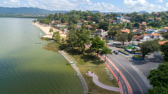 Os suspeitos estavam assaltando pedestres que passavam pela Orla de Araçatiba. Ao todo, três pessoas foram vítimas da dupla