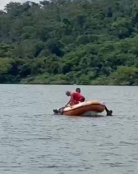 WhatsApp Image 2026-03-09 at 18.54.23 No último domingo, 8 de março, dois pescadores vindos do Espírito Santo foram resgatados pela Defesa Civil de Maricá após quase se afogarem na Lagoa do Boqueirão, em Maricá (RJ).