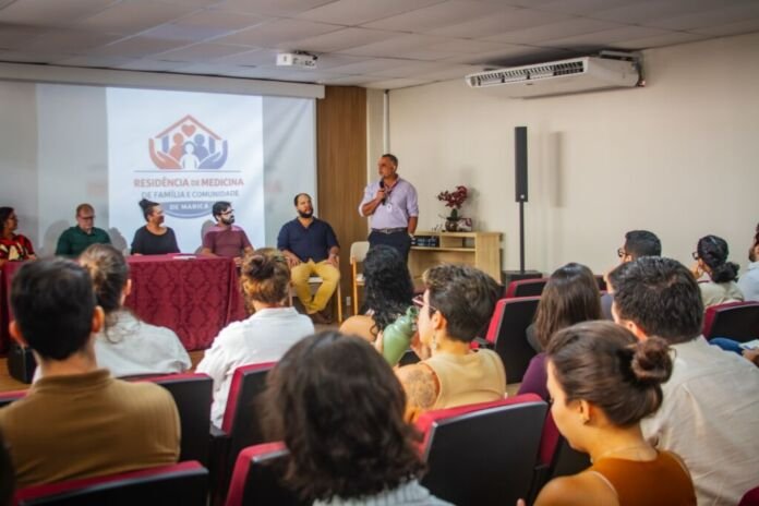 WhatsApp Image 2026-03-12 at 09.02.15 (1) A Prefeitura de Maricá instituiu o Programa de Residência Médica em Medicina de Família e Comunidade, estabelecida pela Lei n° 3.701, com foco na qualificação de profissionais para atuação na rede municipal