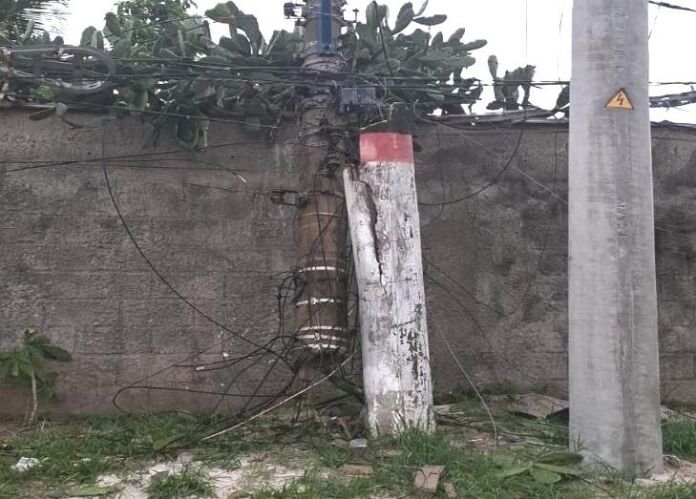 WhatsApp Image 2026-03-12 at 16.21.22 Um poste quebrado há uma semana segue gerando preocupação e medo em moradores de Itaipuaçu que passam pela Rua Governador Leonel Brizola, na esquina com a Rua Jupira Silva, no bairro Jardim Atlântico Central