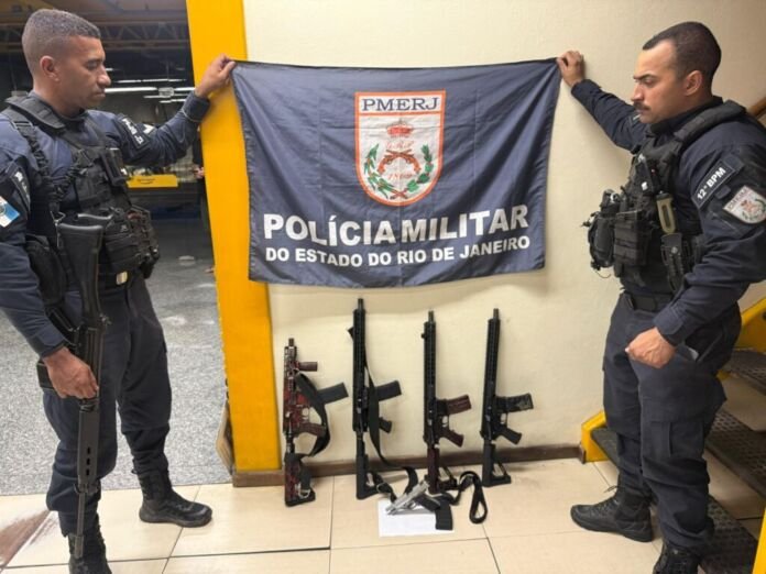 Uma operação da Polícia Militar realizada nesta segunda-feira (16), no Complexo do Fonseca, resultou na prisão de cinco criminosos e na apreensão de armamento pesado, incluindo quatro fuzis, uma pistola, carregadores e 120 munições