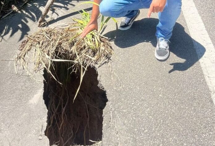 Motoristas que passam diariamente pela Serra do Mato Grosso, que fica entre os municípios de Maricá e Saquarema, estão preocupados após parte da Rodovia Amaral Peixoto (RJ-106) ceder em decorrência de um pequeno deslizamento de terra