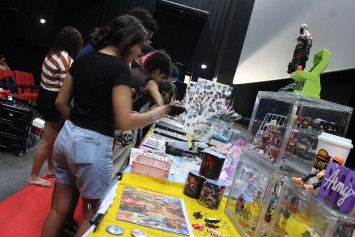A Prefeitura de Maricá, por meio da Secretaria de Cultura e das Utopias, realizou na quarta-feira (18/03) mais uma edição do Cine Geek, com a exibição do filme Jurassic Park 3 no Cine Henfil, no Centro