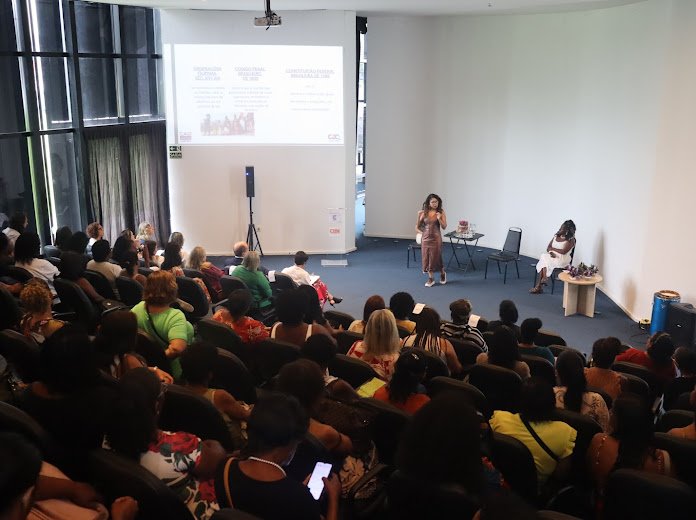 Colaboradoras de todos os setores da Companhia de Limpeza Urbana de Niterói (Clin) se reuniram no Caminho Niemeyer, nesta sexta-feira (20), para uma manhã de informação, confraternização e celebração do mês das mulheres