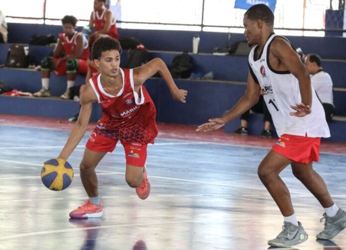 A Prefeitura de Maricá, por meio da Secretaria de Esportes, promove a prática do Basquete 3x3 no programa Maricá Cidade Olímpica, iniciativa que desde 2022 vem ampliando o acesso ao esporte no município
