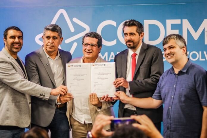 A Prefeitura de Maricá, por meio do Instituto de Ciência, Tecnologia e Inovação de Maricá (ICTIM) e da Companhia de Desenvolvimento de Maricá (Codemar), em parceria com o ICTBIOMAS, assinou nesta sexta-feira (27/03) um contrato de Encomenda Tecnológica para viabilizar a pesquisa e o desenvolvimento do medicamento Heberprot-P no município.